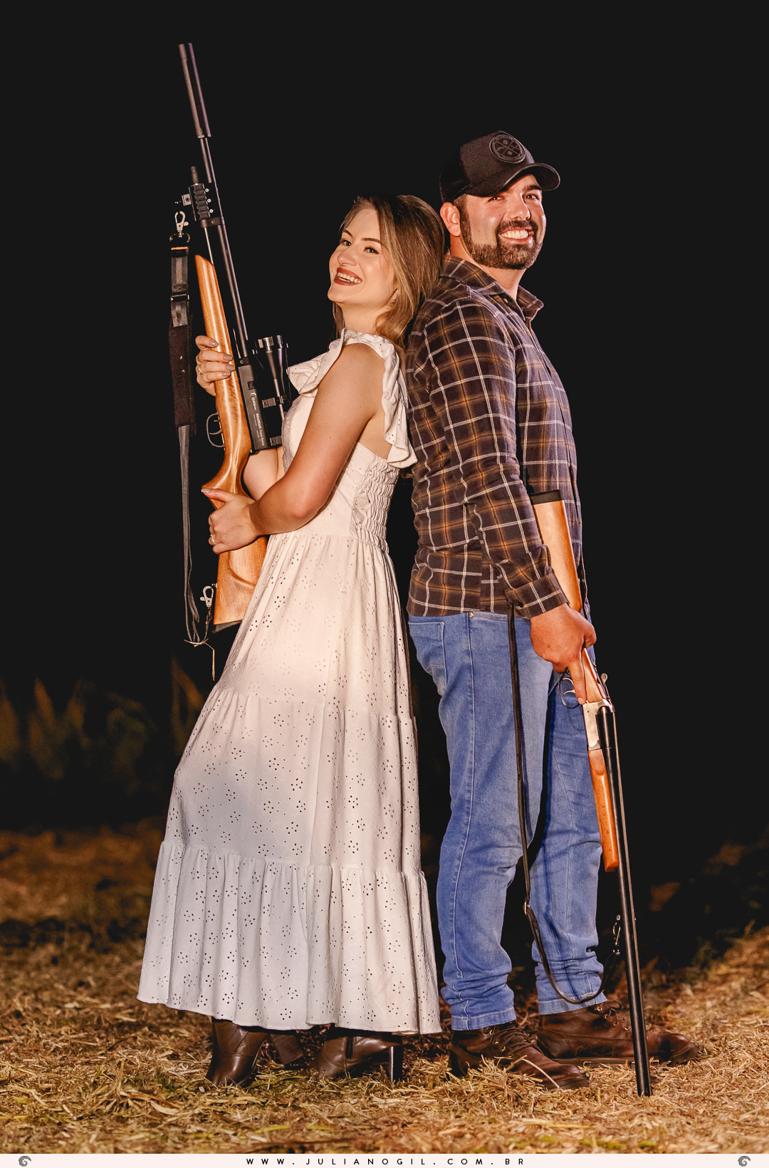 pré casamento Cristiane Gonçalves e Marcos Bortoletto fotógrafo Juliano Gil agro trator colheitadeira plantação de soja bar texano Lett's Road beira de estrada bota fotografia ensaio externo save the date irati rebouças paraná colônia Witmarsum palmeira