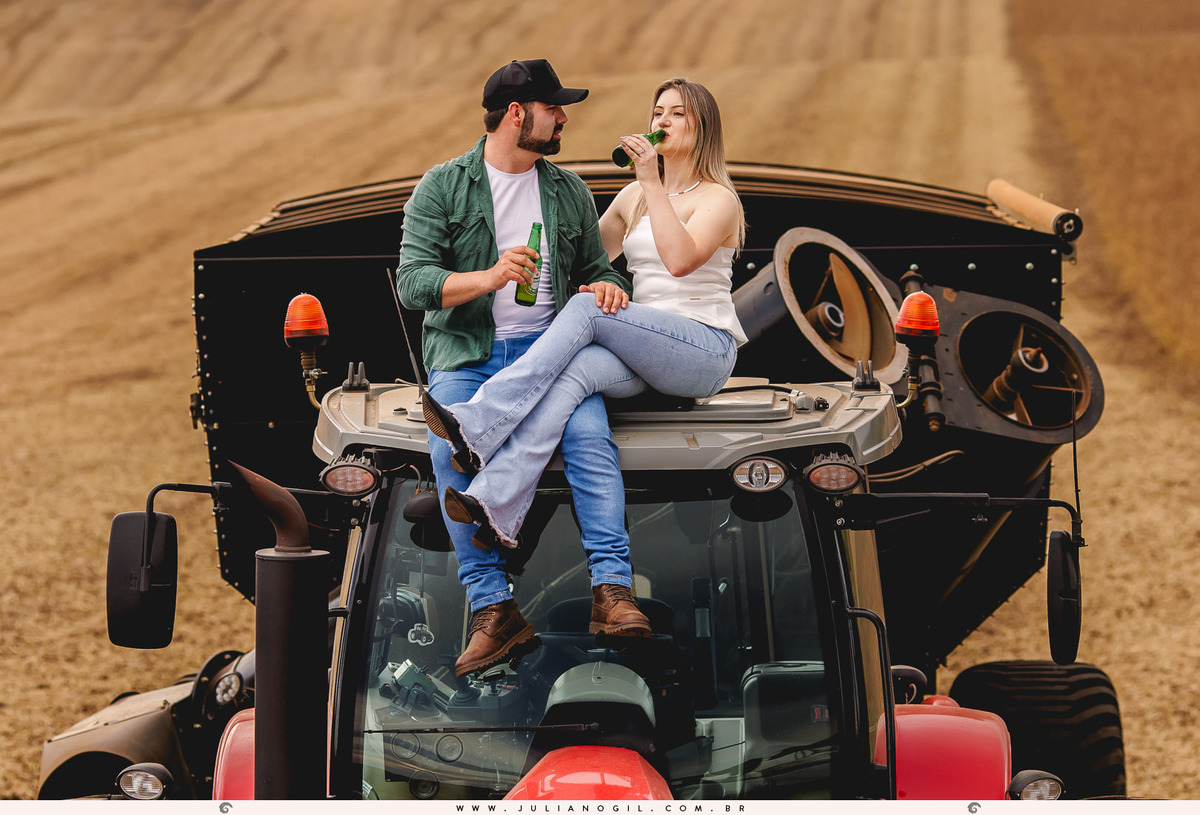 pré casamento Cristiane Gonçalves e Marcos Bortoletto fotógrafo Juliano Gil agro trator colheitadeira plantação de soja bar texano Lett's Road beira de estrada bota fotografia ensaio externo save the date irati rebouças paraná colônia Witmarsum palmeira
