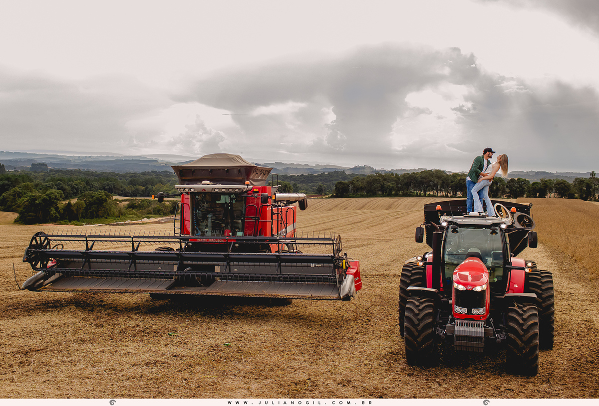 pré casamento Cristiane Gonçalves e Marcos Bortoletto fotógrafo Juliano Gil agro trator colheitadeira plantação de soja bar texano Lett's Road beira de estrada bota fotografia ensaio externo save the date irati rebouças paraná colônia Witmarsum palmeira