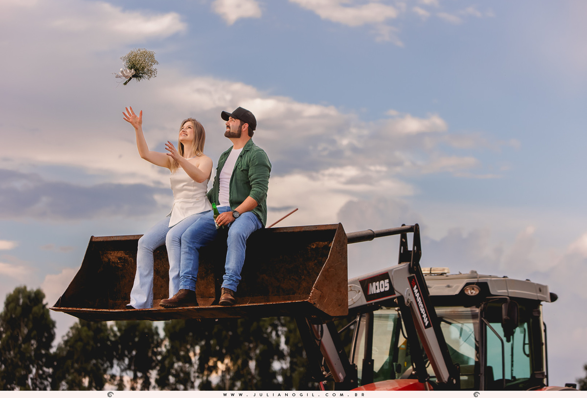 pré casamento Cristiane Gonçalves e Marcos Bortoletto fotógrafo Juliano Gil agro trator colheitadeira plantação de soja bar texano Lett's Road beira de estrada bota fotografia ensaio externo save the date irati rebouças paraná colônia Witmarsum palmeira