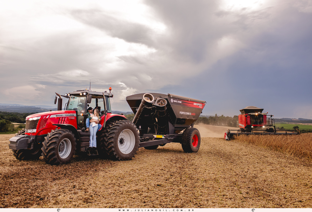 pré casamento Cristiane Gonçalves e Marcos Bortoletto fotógrafo Juliano Gil agro trator colheitadeira plantação de soja bar texano Lett's Road beira de estrada bota fotografia ensaio externo save the date irati rebouças paraná colônia Witmarsum palmeira