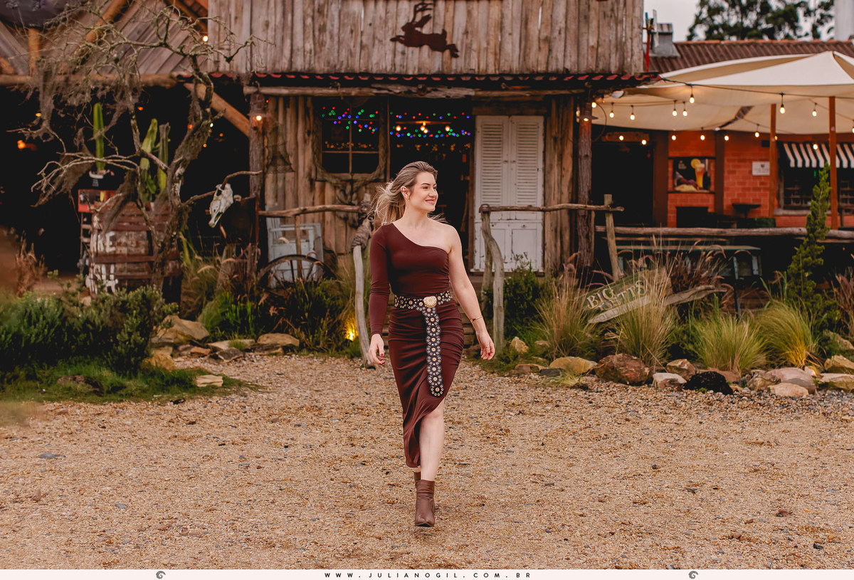 pré casamento Cristiane Gonçalves e Marcos Bortoletto fotógrafo Juliano Gil agro trator colheitadeira plantação de soja bar texano Lett's Road beira de estrada bota fotografia ensaio externo save the date irati rebouças paraná colônia Witmarsum palmeira