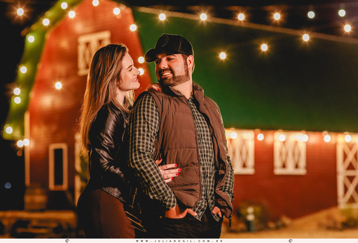 pré casamento Cristiane Gonçalves e Marcos Bortoletto fotógrafo Juliano Gil agro trator colheitadeira plantação de soja bar texano Lett's Road beira de estrada bota fotografia ensaio externo save the date irati rebouças paraná colônia Witmarsum palmeira