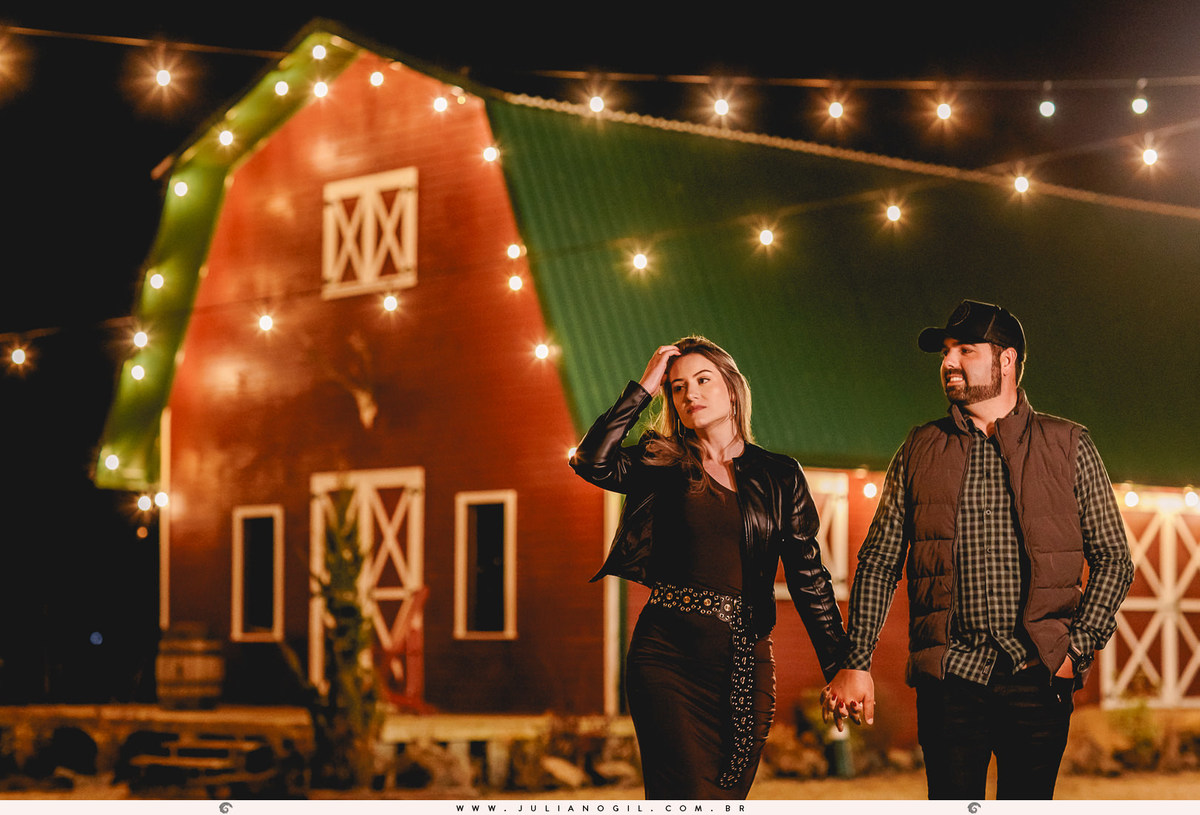 pré casamento Cristiane Gonçalves e Marcos Bortoletto fotógrafo Juliano Gil agro trator colheitadeira plantação de soja bar texano Lett's Road beira de estrada bota fotografia ensaio externo save the date irati rebouças paraná colônia Witmarsum palmeira