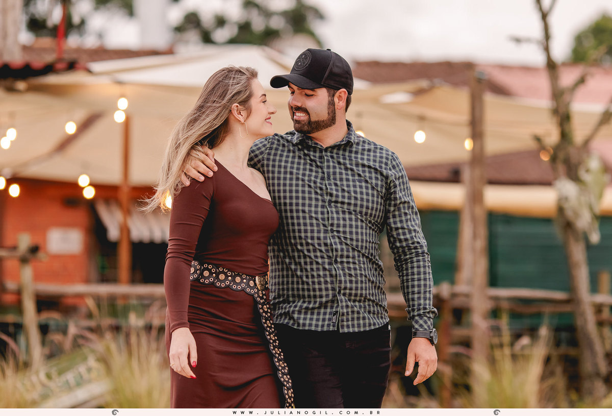 pré casamento Cristiane Gonçalves e Marcos Bortoletto fotógrafo Juliano Gil agro trator colheitadeira plantação de soja bar texano Lett's Road beira de estrada bota fotografia ensaio externo save the date irati rebouças paraná colônia Witmarsum palmeira