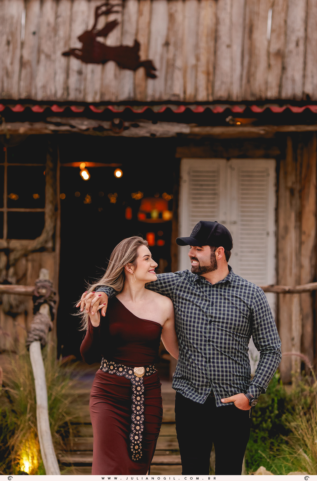 pré casamento Cristiane Gonçalves e Marcos Bortoletto fotógrafo Juliano Gil agro trator colheitadeira plantação de soja bar texano Lett's Road beira de estrada bota fotografia ensaio externo save the date irati rebouças paraná colônia Witmarsum palmeira