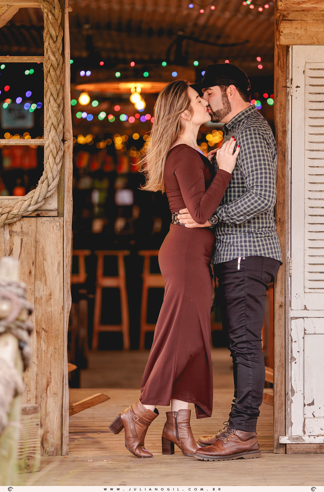 pré casamento Cristiane Gonçalves e Marcos Bortoletto fotógrafo Juliano Gil agro trator colheitadeira plantação de soja bar texano Lett's Road beira de estrada bota fotografia ensaio externo save the date irati rebouças paraná colônia Witmarsum palmeira