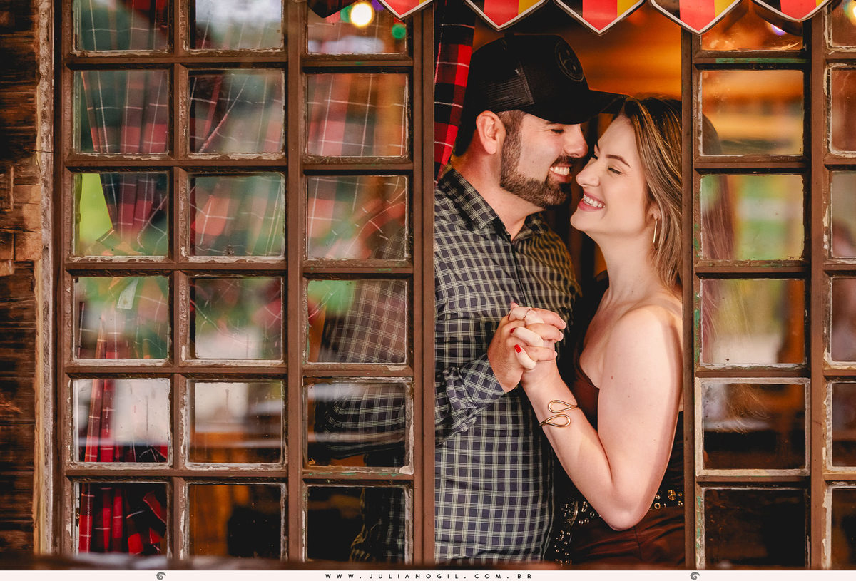 pré casamento Cristiane Gonçalves e Marcos Bortoletto fotógrafo Juliano Gil agro trator colheitadeira plantação de soja bar texano Lett's Road beira de estrada bota fotografia ensaio externo save the date irati rebouças paraná colônia Witmarsum palmeira