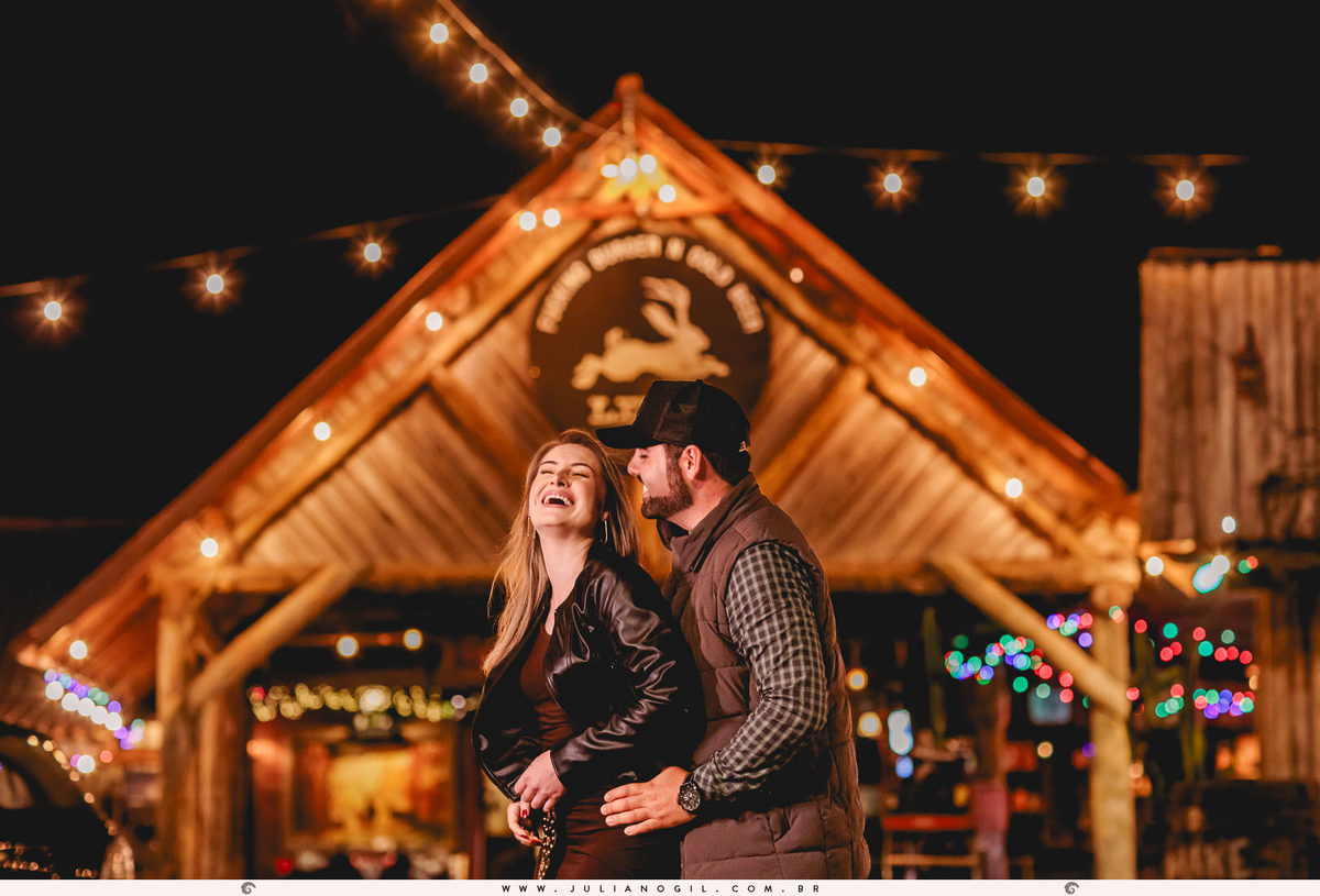 pré casamento Cristiane Gonçalves e Marcos Bortoletto fotógrafo Juliano Gil agro trator colheitadeira plantação de soja bar texano Lett's Road beira de estrada bota fotografia ensaio externo save the date irati rebouças paraná colônia Witmarsum palmeira