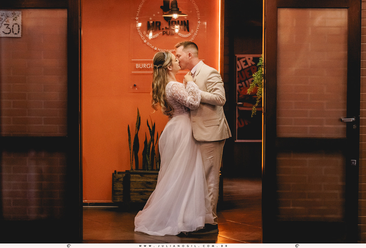 casamento Luiza Gaspar e Luís Felipe Carraro fotógrafo Juliano Gil igreja perpétuo socorro irati paraná ivaí ponta grossa curitiba barbearia 21 de maio salão da renata maquiadora vanessa novinski noiva noivo canto verde cerimonial mr john