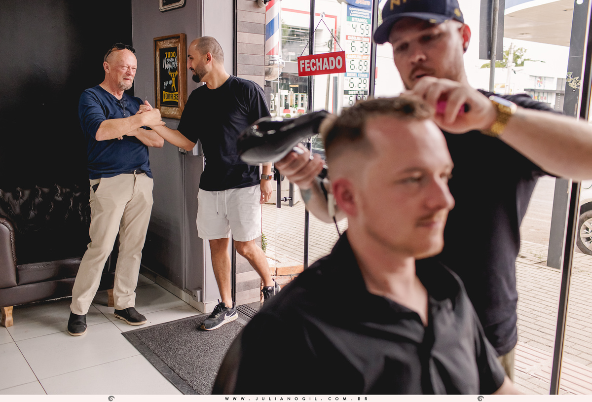 casamento Luiza Gaspar e Luís Felipe Carraro fotógrafo Juliano Gil igreja perpétuo socorro irati paraná ivaí ponta grossa curitiba barbearia 21 de maio salão da renata maquiadora vanessa novinski família bride noiva noivo canto verde cerimonial making of
