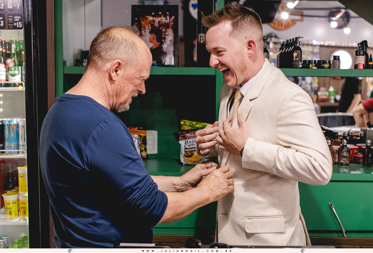 casamento Luiza Gaspar e Luís Felipe Carraro fotógrafo Juliano Gil igreja perpétuo socorro irati paraná ivaí ponta grossa curitiba barbearia 21 de maio salão da renata maquiadora vanessa novinski família bride noiva noivo canto verde cerimonial making of