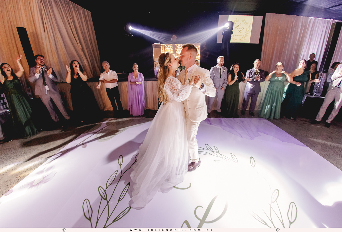 recepção casamento Luiza Gaspar e Luís Felipe Carraro fotógrafo Juliano Gil igreja perpétuo socorro irati paraná ivaí ponta grossa curitiba barbearia 21 de maio salão da renata maquiadora vanessa novinski noiva noivo canto verde cerimonial mr john