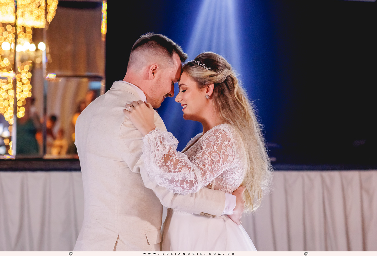 recepção casamento Luiza Gaspar e Luís Felipe Carraro fotógrafo Juliano Gil igreja perpétuo socorro irati paraná ivaí ponta grossa curitiba barbearia 21 de maio salão da renata maquiadora vanessa novinski noiva noivo canto verde cerimonial mr john