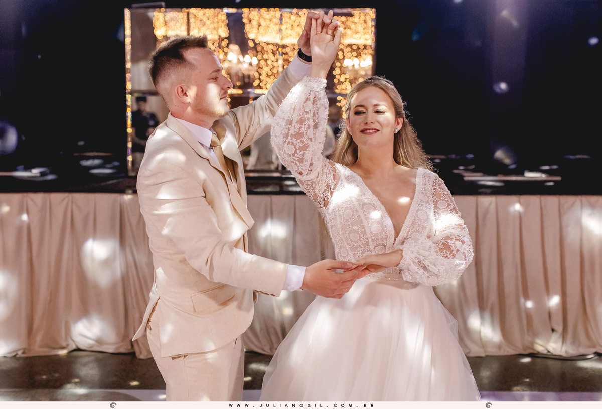 recepção casamento Luiza Gaspar e Luís Felipe Carraro fotógrafo Juliano Gil igreja perpétuo socorro irati paraná ivaí ponta grossa curitiba barbearia 21 de maio salão da renata maquiadora vanessa novinski noiva noivo canto verde cerimonial mr john