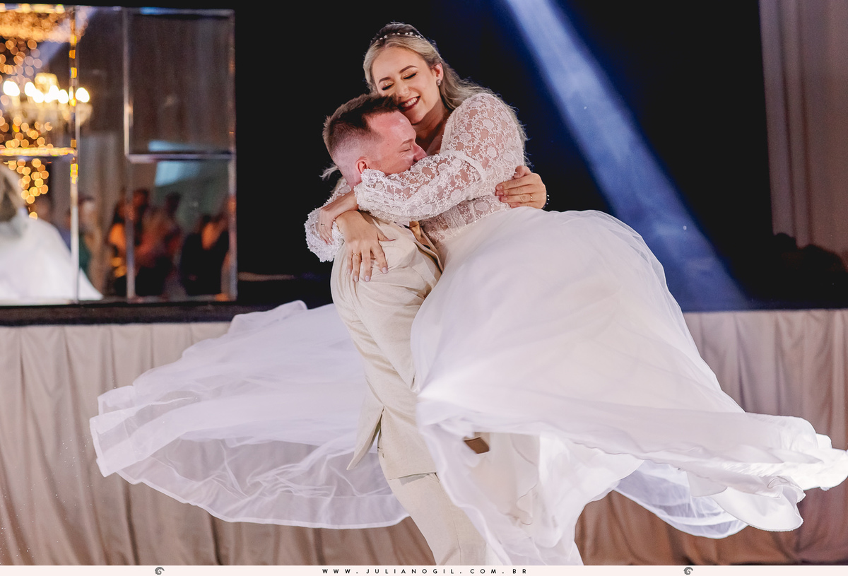 recepção casamento Luiza Gaspar e Luís Felipe Carraro fotógrafo Juliano Gil igreja perpétuo socorro irati paraná ivaí ponta grossa curitiba barbearia 21 de maio salão da renata maquiadora vanessa novinski noiva noivo canto verde cerimonial mr john