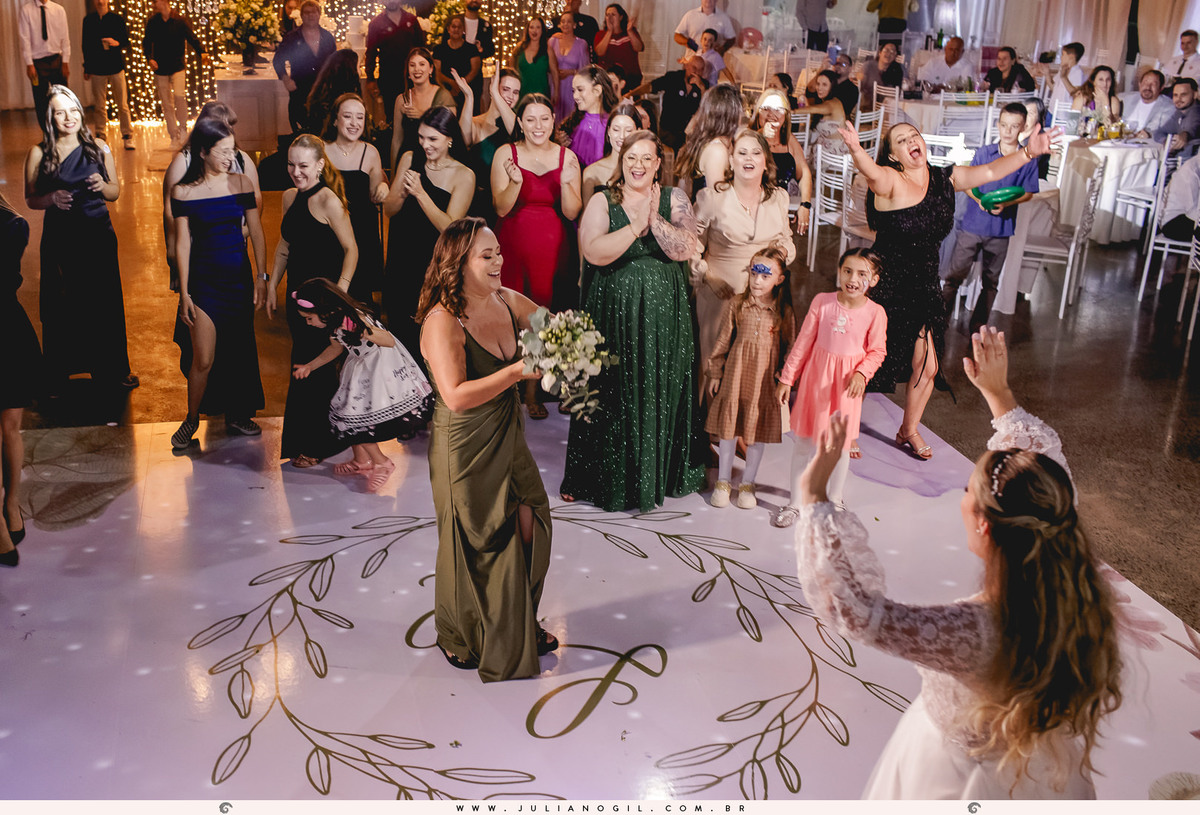 recepção casamento Luiza Gaspar e Luís Felipe Carraro fotógrafo Juliano Gil igreja perpétuo socorro irati paraná ivaí ponta grossa curitiba barbearia 21 de maio salão da renata maquiadora vanessa novinski noiva noivo canto verde cerimonial mr john