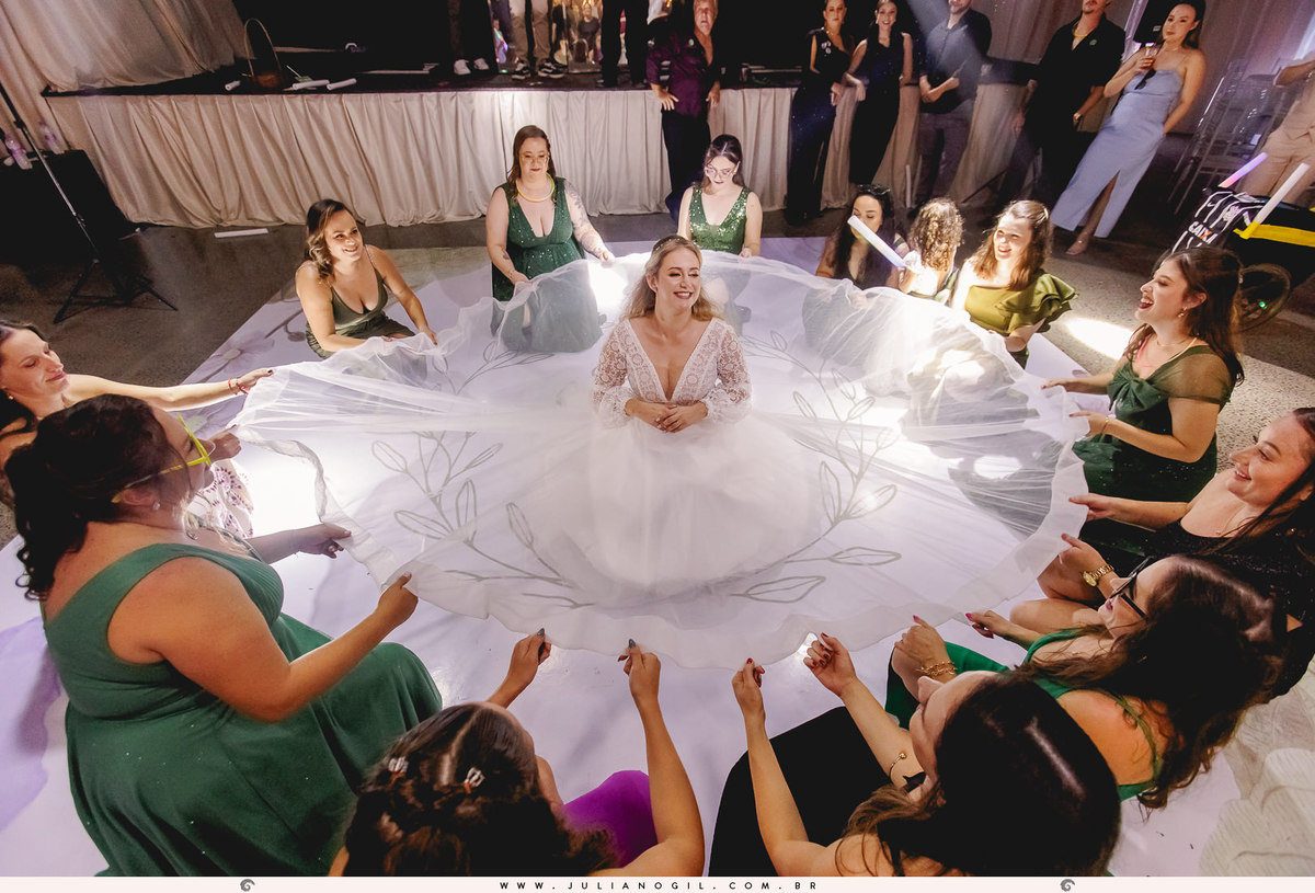 recepção casamento Luiza Gaspar e Luís Felipe Carraro fotógrafo Juliano Gil igreja perpétuo socorro irati paraná ivaí ponta grossa curitiba barbearia 21 de maio salão da renata maquiadora vanessa novinski noiva noivo canto verde cerimonial mr john