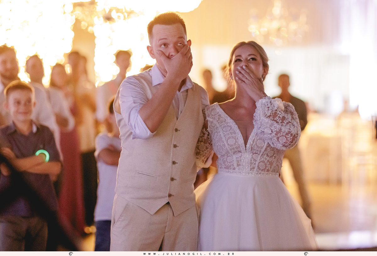 recepção casamento Luiza Gaspar e Luís Felipe Carraro fotógrafo Juliano Gil igreja perpétuo socorro irati paraná ivaí ponta grossa curitiba barbearia 21 de maio salão da renata maquiadora vanessa novinski noiva noivo canto verde cerimonial mr john
