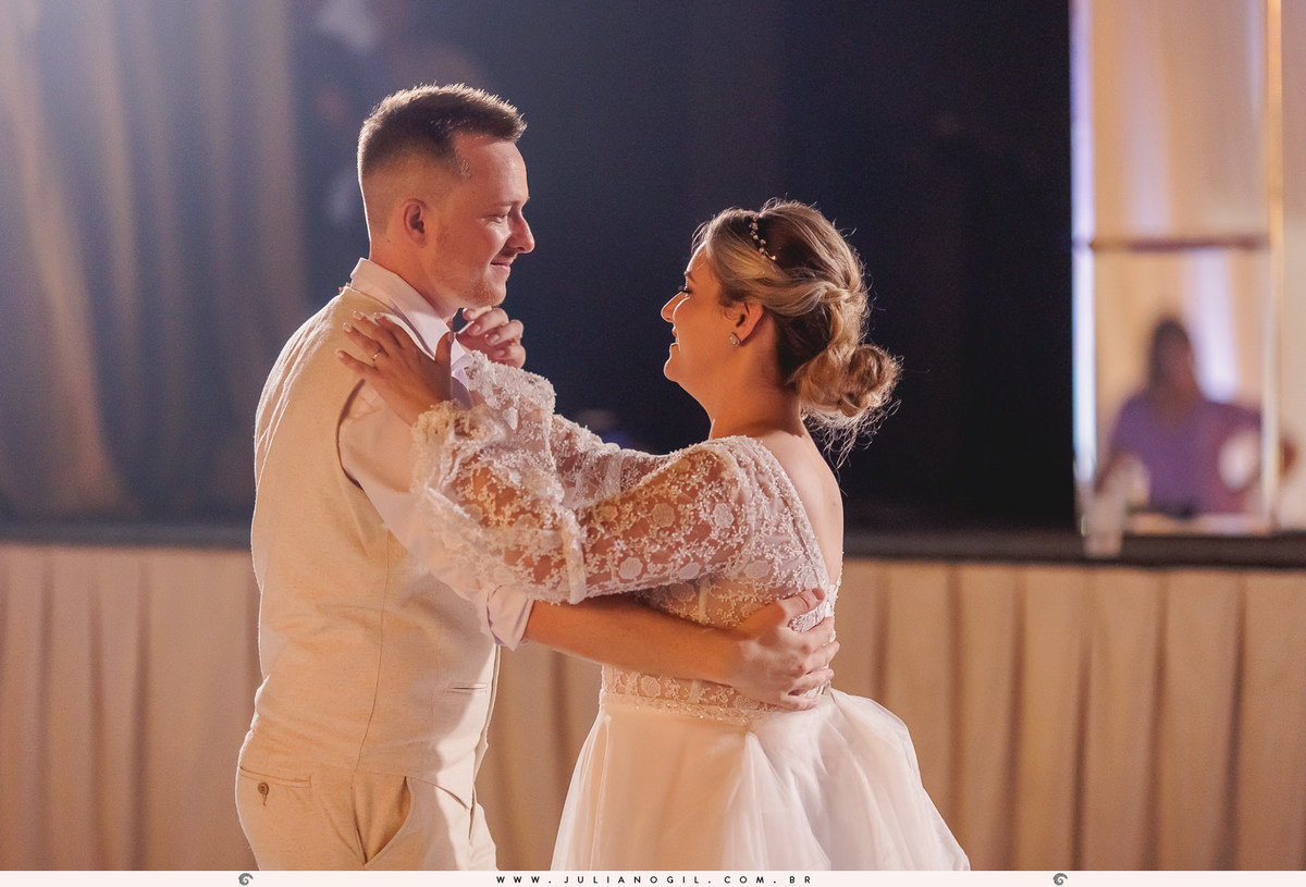 recepção casamento Luiza Gaspar e Luís Felipe Carraro fotógrafo Juliano Gil igreja perpétuo socorro irati paraná ivaí ponta grossa curitiba barbearia 21 de maio salão da renata maquiadora vanessa novinski noiva noivo canto verde cerimonial mr john