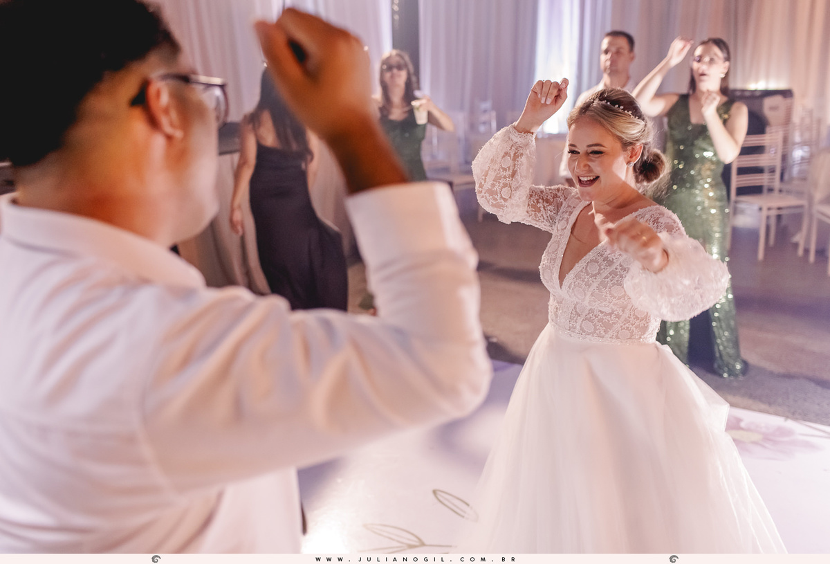 recepção casamento Luiza Gaspar e Luís Felipe Carraro fotógrafo Juliano Gil igreja perpétuo socorro irati paraná ivaí ponta grossa curitiba barbearia 21 de maio salão da renata maquiadora vanessa novinski noiva noivo canto verde cerimonial mr john