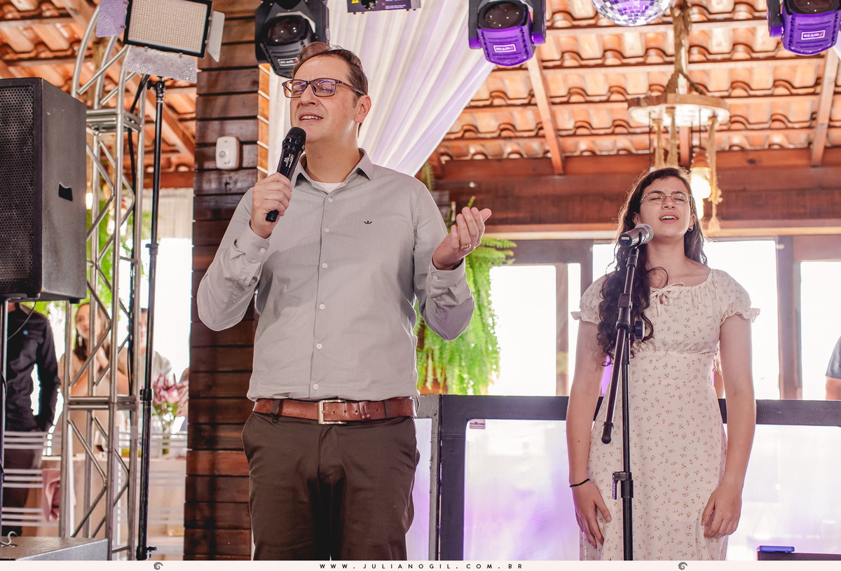 15 anos aniversário Laura Bertuol debutante cristão comunidade alcance família irmã irmãos pais avós fotografia fotógrafo Juliano Gil irati paraná ponta grossa curitiba recanto do lago decoração eduardo krezanoski vestido priscila susko homenagem espelho