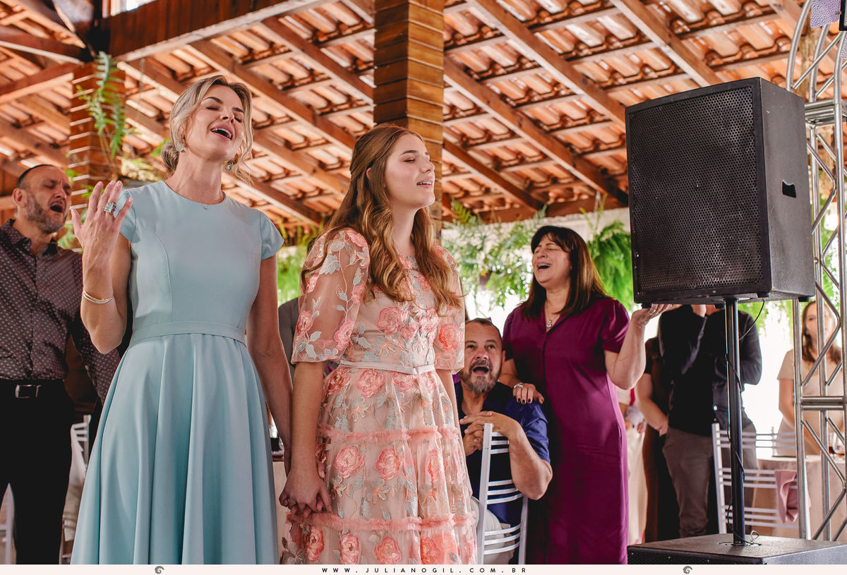 15 anos aniversário Laura Bertuol debutante cristão comunidade alcance família irmã irmãos pais avós fotografia fotógrafo Juliano Gil irati paraná ponta grossa curitiba recanto do lago decoração eduardo krezanoski vestido priscila susko homenagem espelho