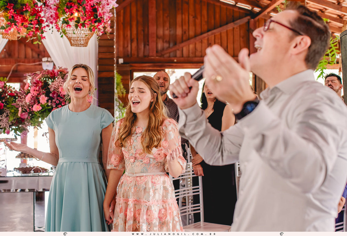 15 anos aniversário Laura Bertuol debutante cristão comunidade alcance família irmã irmãos pais avós fotografia fotógrafo Juliano Gil irati paraná ponta grossa curitiba recanto do lago decoração eduardo krezanoski vestido priscila susko homenagem espelho