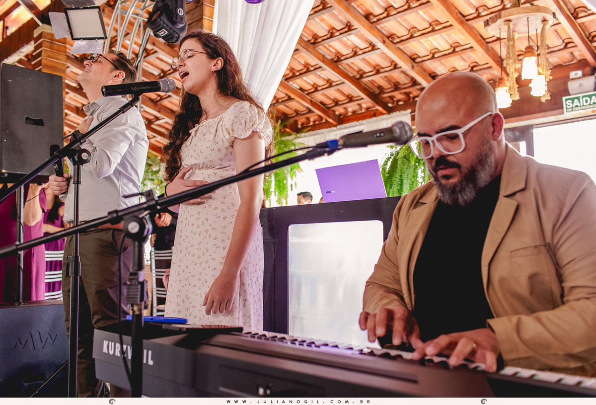 15 anos aniversário Laura Bertuol debutante cristão comunidade alcance família irmã irmãos pais avós fotografia fotógrafo Juliano Gil irati paraná ponta grossa curitiba recanto do lago decoração eduardo krezanoski vestido priscila susko homenagem espelho