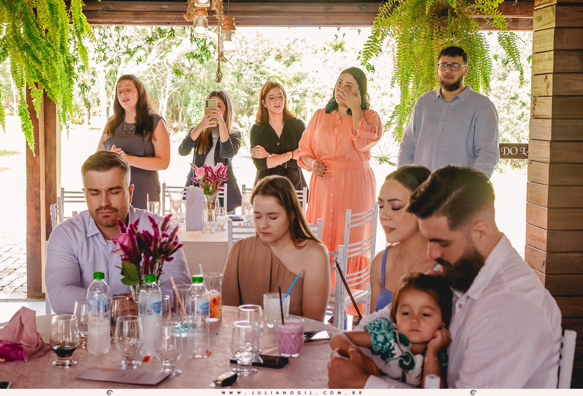 15 anos aniversário Laura Bertuol debutante cristão comunidade alcance família irmã irmãos pais avós fotografia fotógrafo Juliano Gil irati paraná ponta grossa curitiba recanto do lago decoração eduardo krezanoski vestido priscila susko homenagem espelho