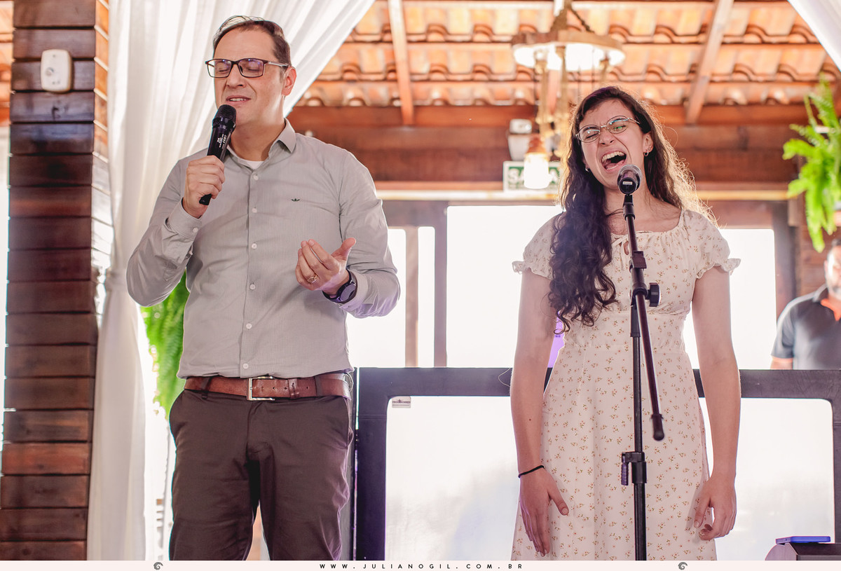 15 anos aniversário Laura Bertuol debutante cristão comunidade alcance família irmã irmãos pais avós fotografia fotógrafo Juliano Gil irati paraná ponta grossa curitiba recanto do lago decoração eduardo krezanoski vestido priscila susko homenagem espelho
