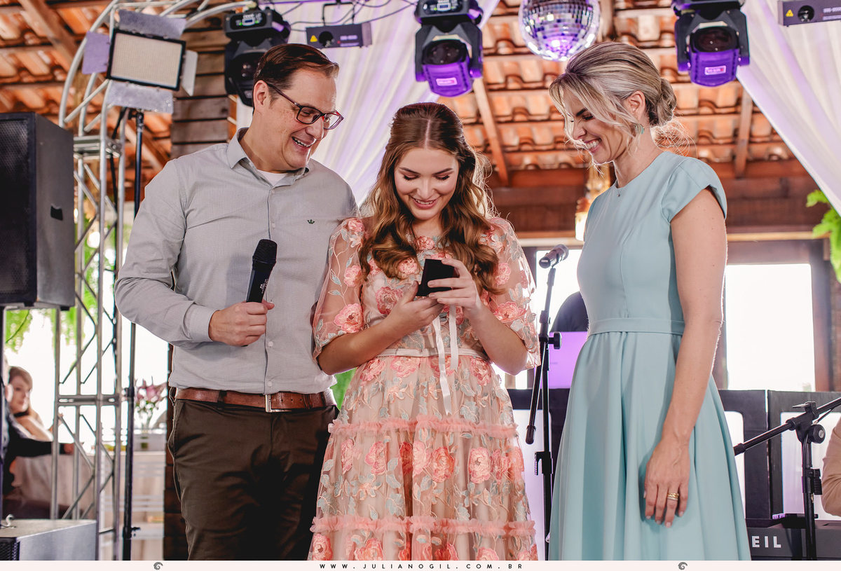 15 anos aniversário Laura Bertuol debutante cristão comunidade alcance família irmã irmãos pais avós fotografia fotógrafo Juliano Gil irati paraná ponta grossa curitiba recanto do lago decoração eduardo krezanoski vestido priscila susko homenagem espelho