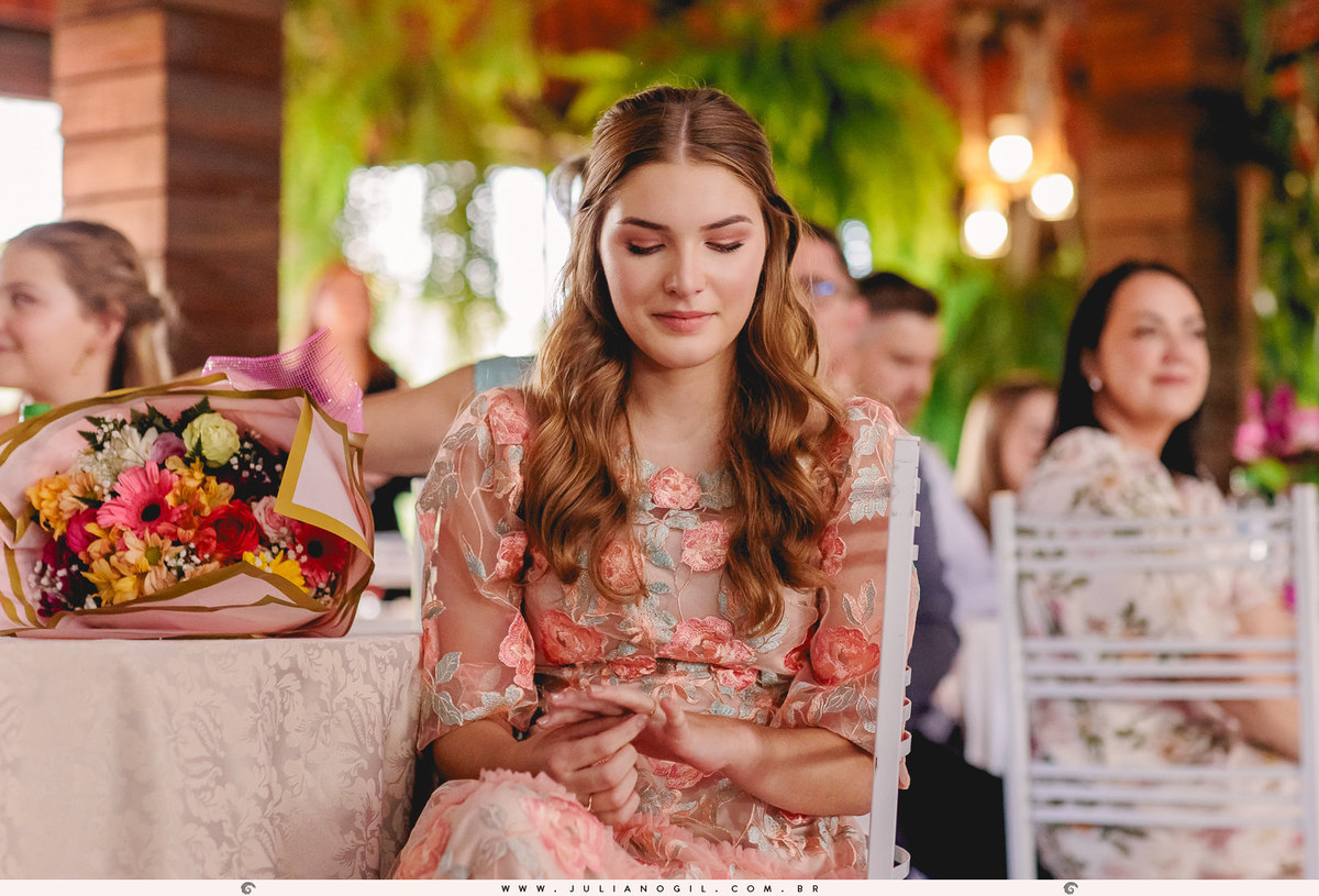 15 anos aniversário Laura Bertuol debutante cristão comunidade alcance família irmã irmãos pais avós fotografia fotógrafo Juliano Gil irati paraná ponta grossa curitiba recanto do lago decoração eduardo krezanoski vestido priscila susko homenagem espelho