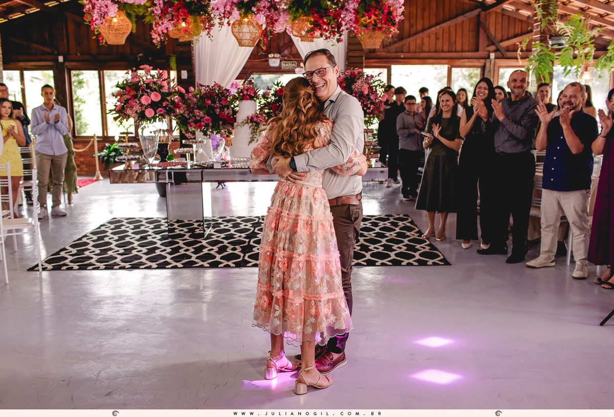15 anos aniversário Laura Bertuol debutante cristão comunidade alcance família irmã irmãos pais avós fotografia fotógrafo Juliano Gil irati paraná ponta grossa curitiba recanto do lago decoração eduardo krezanoski vestido priscila susko homenagem espelho