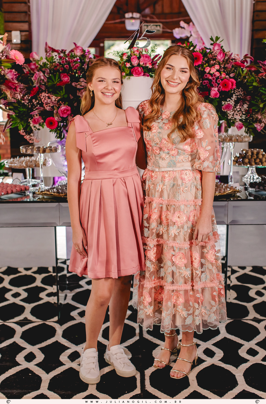 15 anos aniversário Laura Bertuol debutante cristão comunidade alcance família irmã irmãos pais avós fotografia fotógrafo Juliano Gil irati paraná ponta grossa curitiba recanto do lago decoração eduardo krezanoski vestido priscila susko homenagem espelho