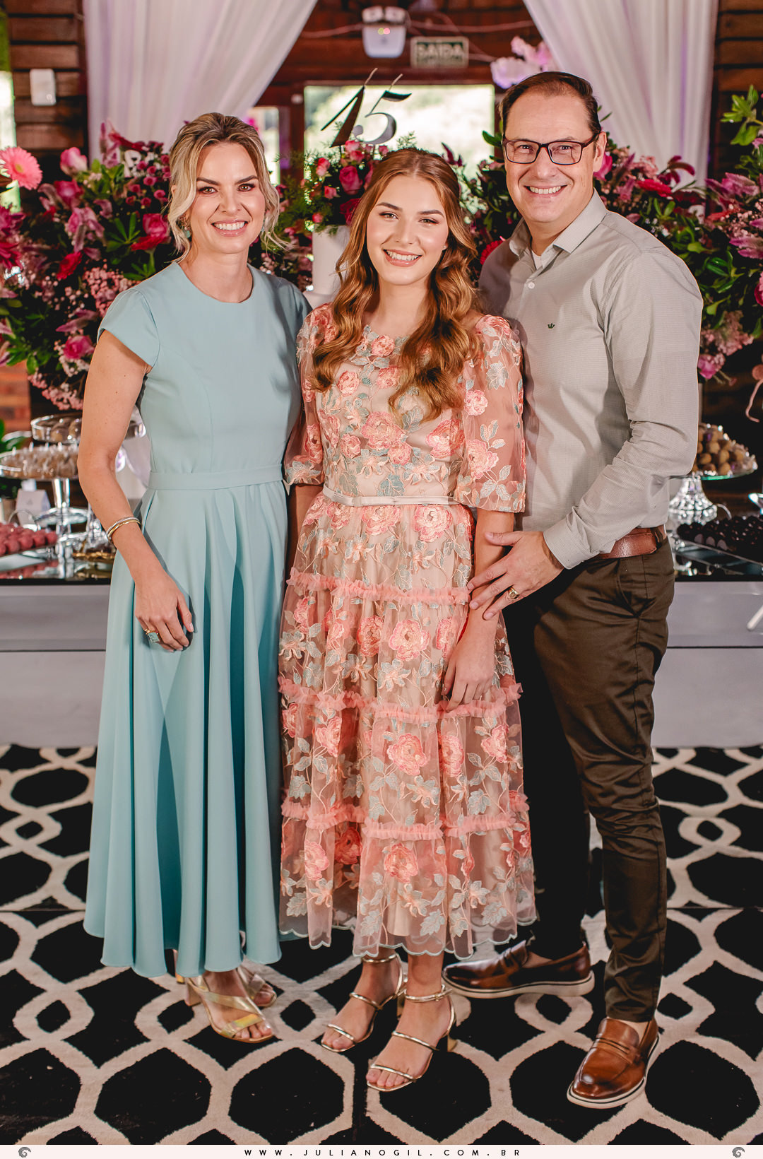 15 anos aniversário Laura Bertuol debutante cristão comunidade alcance família irmã irmãos pais avós fotografia fotógrafo Juliano Gil irati paraná ponta grossa curitiba recanto do lago decoração eduardo krezanoski vestido priscila susko homenagem espelho