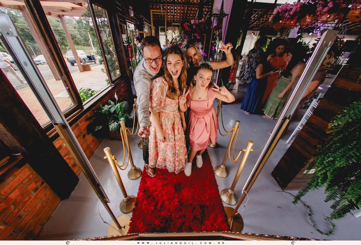 15 anos aniversário Laura Bertuol debutante cristão comunidade alcance família irmã irmãos pais avós fotografia fotógrafo Juliano Gil irati paraná ponta grossa curitiba recanto do lago decoração eduardo krezanoski vestido priscila susko homenagem espelho