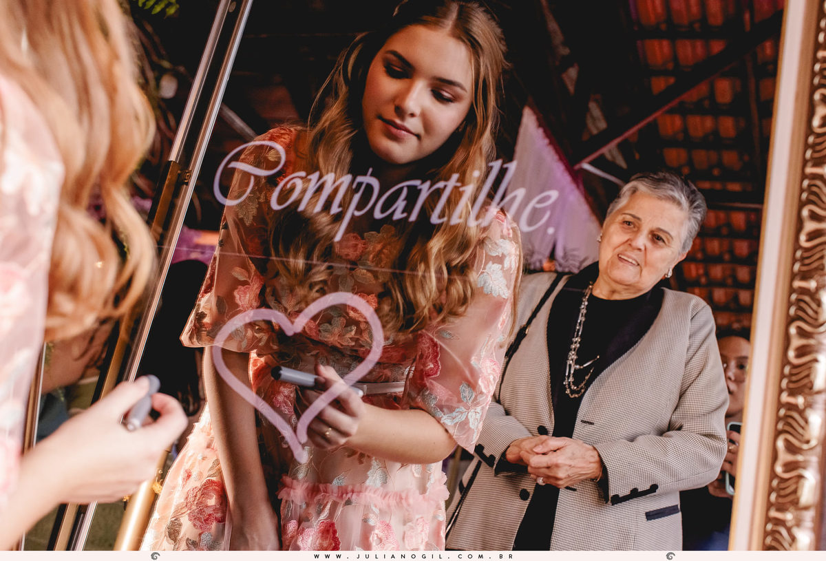 15 anos aniversário Laura Bertuol debutante cristão comunidade alcance família irmã irmãos pais avós fotografia fotógrafo Juliano Gil irati paraná ponta grossa curitiba recanto do lago decoração eduardo krezanoski vestido priscila susko homenagem espelho