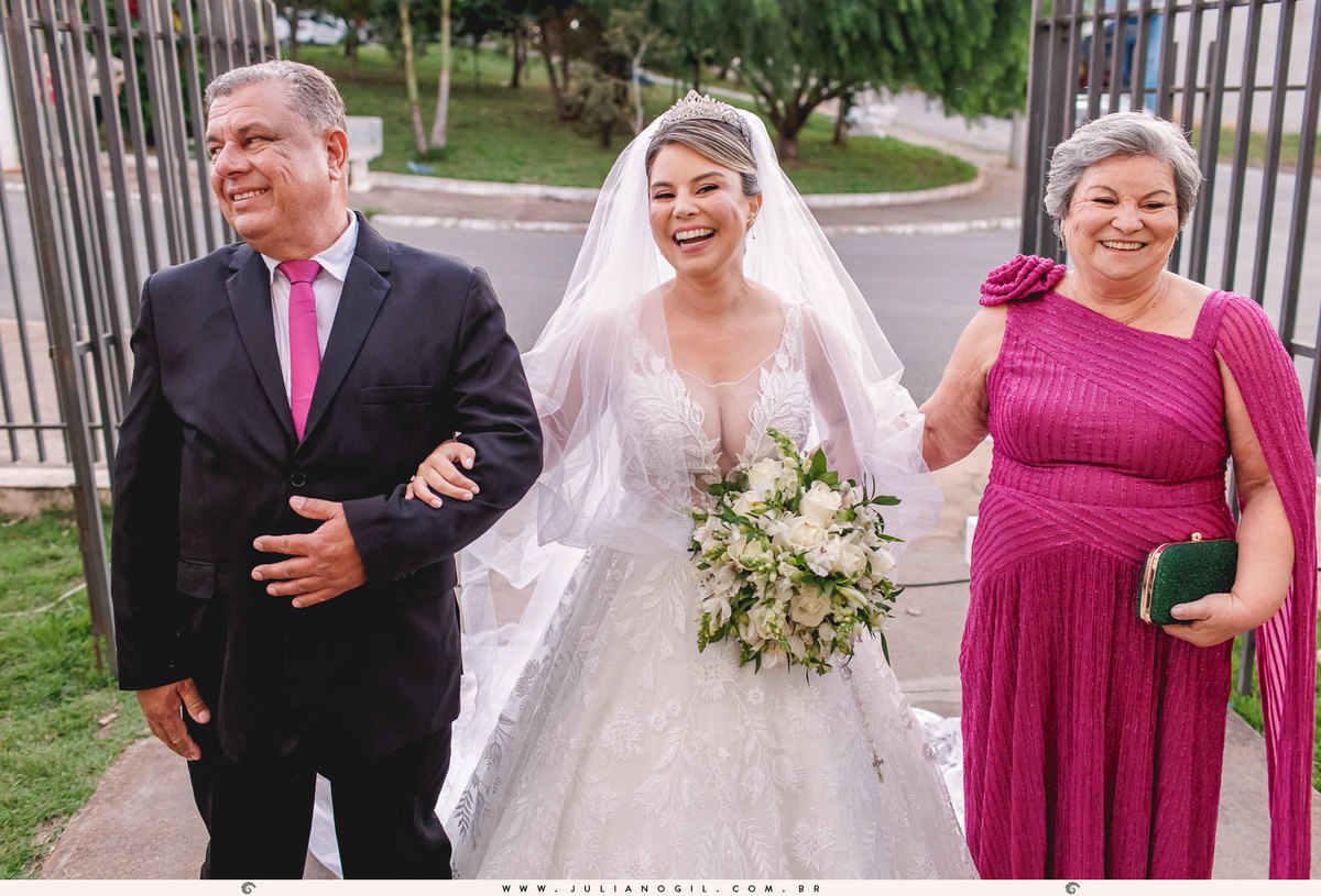 casamento Gizelle Lima e Luiz Carlos Basso itapeva são paulo fotógrafo juliano gil irati paraná junior alvez wedding bride noiva família vestido make first touch emoção detalhes noivo igreja santo antonio cerimônia católica trompetes padre