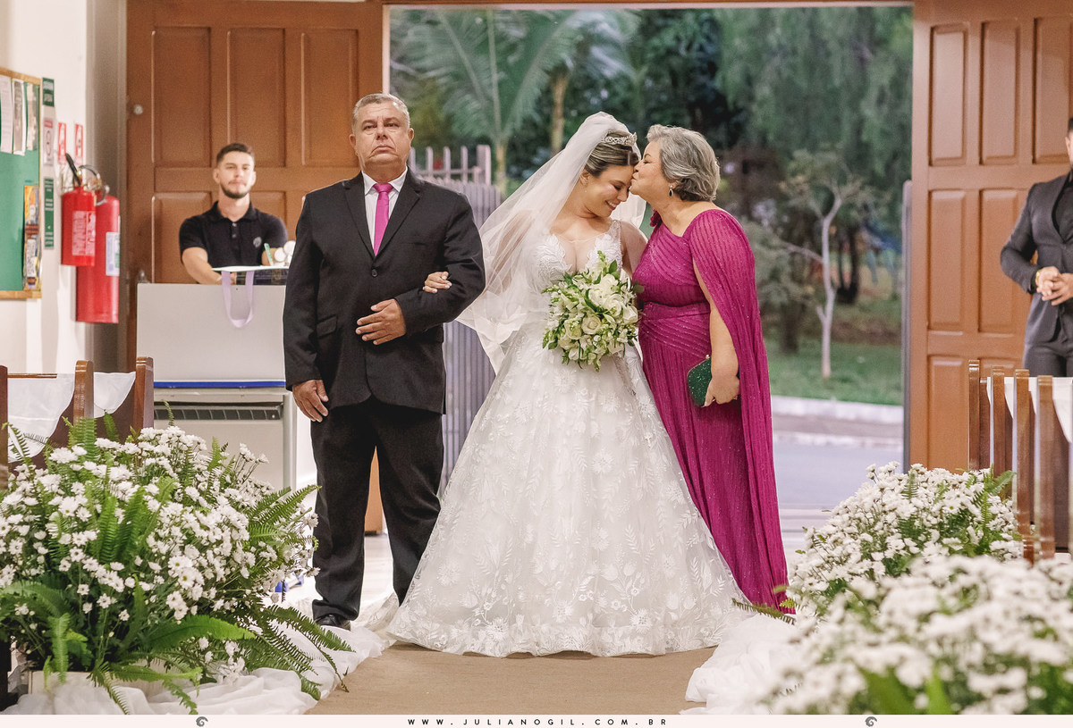 casamento Gizelle Lima e Luiz Carlos Basso itapeva são paulo fotógrafo juliano gil irati paraná junior alvez wedding bride noiva família vestido make first touch emoção detalhes noivo igreja santo antonio cerimônia católica trompetes padre