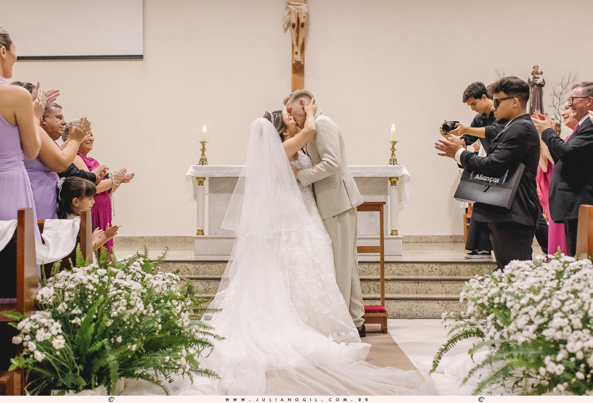 casamento Gizelle Lima e Luiz Carlos Basso itapeva são paulo fotógrafo juliano gil irati paraná junior alvez wedding bride noiva família vestido make first touch emoção detalhes noivo igreja santo antonio cerimônia católica trompetes padre