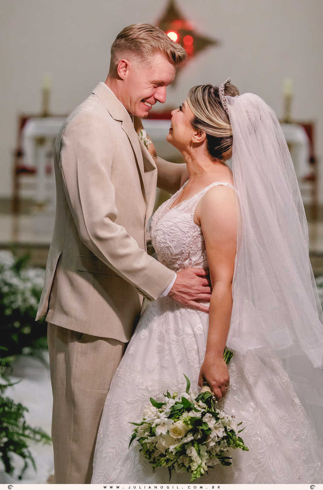 casamento Gizelle Lima e Luiz Carlos Basso itapeva são paulo fotógrafo juliano gil irati paraná junior alvez wedding bride noiva família vestido make first touch emoção detalhes noivo igreja santo antonio cerimônia católica trompetes padre