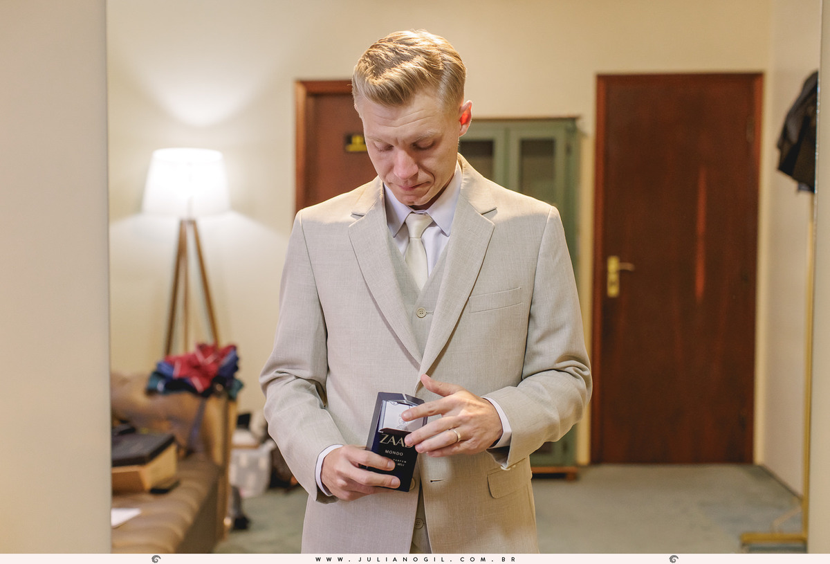 making of casamento Gizelle Lima e Luiz Carlos Basso itapeva são paulo fotógrafo juliano gil irati paraná junior alvez wedding bride noiva família vestido make first touch emoção detalhes noivo pai barbearia