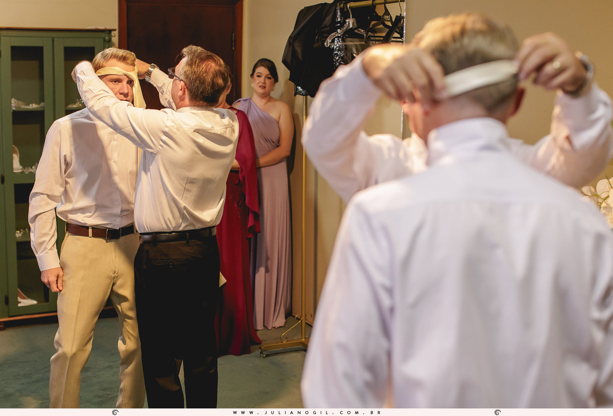 making of casamento Gizelle Lima e Luiz Carlos Basso itapeva são paulo fotógrafo juliano gil irati paraná junior alvez wedding bride noiva família vestido make first touch emoção detalhes noivo pai barbearia