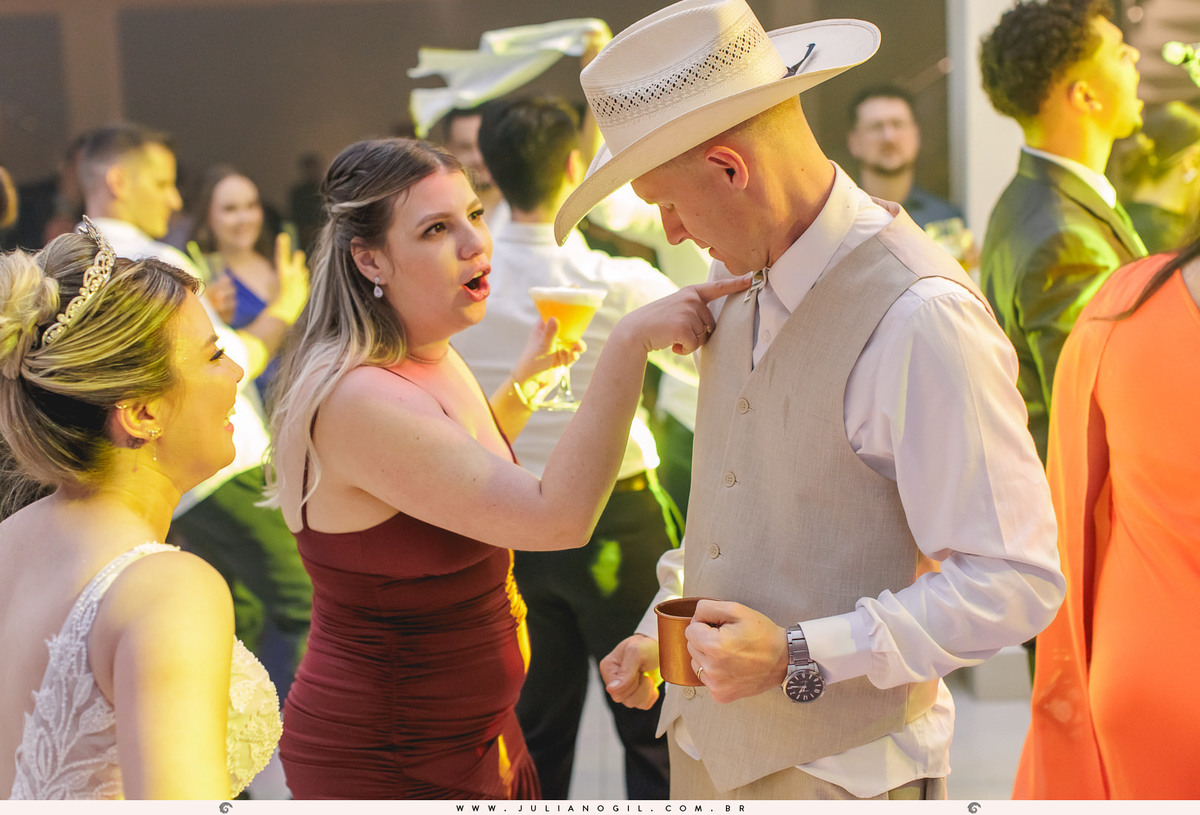 recepção de casamento Gizelle Lima e Luiz Carlos Basso itapeva são paulo fotógrafo juliano gil irati paraná junior alvez wedding bride noiva família vestido make first touch emoção detalhes noivo igreja santo antonio cerimônia católica manacá eventos