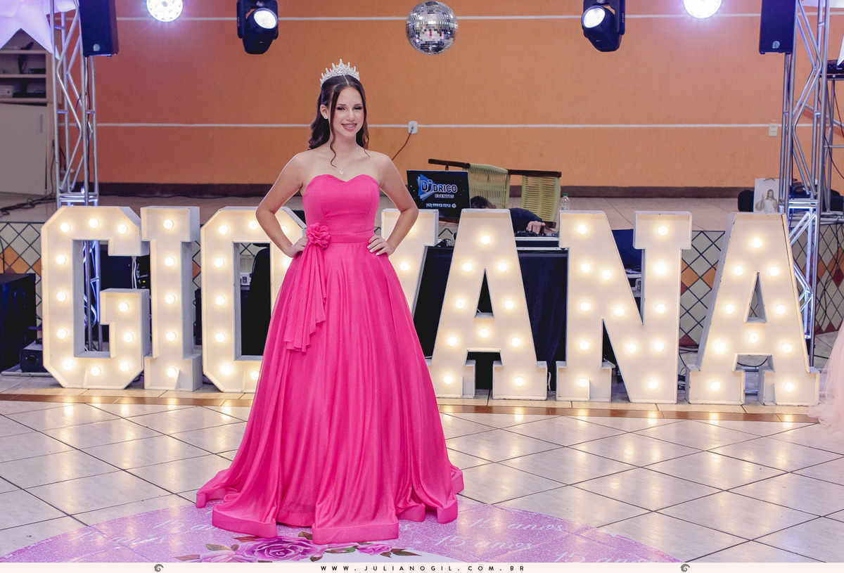 aniversário 15 anos Giovana Valenga fotógrafo Juliano Gil Irati Paraná estúdio Day Moreira associação da prefeitura maquiagem Regy Makes vestido Priscila Susko bar JP Tech princesa debutante família homenagem dança festa parabéns curitiba guarapuava
