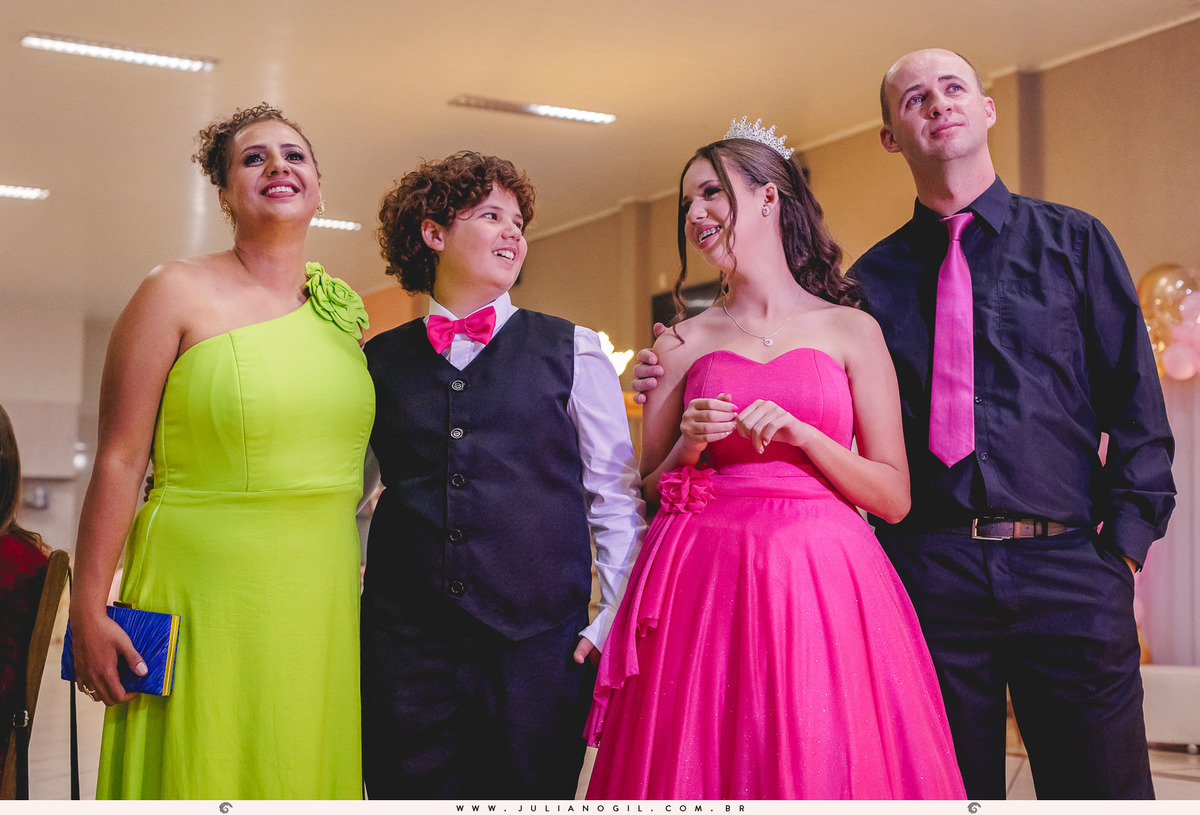 aniversário 15 anos Giovana Valenga fotógrafo Juliano Gil Irati Paraná estúdio Day Moreira associação da prefeitura maquiagem Regy Makes vestido Priscila Susko bar JP Tech princesa debutante família homenagem dança festa parabéns curitiba guarapuava