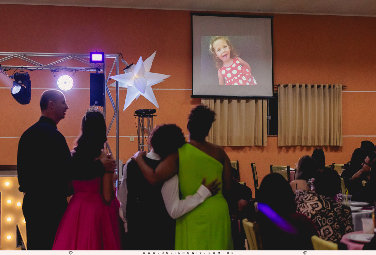 aniversário 15 anos Giovana Valenga fotógrafo Juliano Gil Irati Paraná estúdio Day Moreira associação da prefeitura maquiagem Regy Makes vestido Priscila Susko bar JP Tech princesa debutante família homenagem dança festa parabéns curitiba guarapuava
