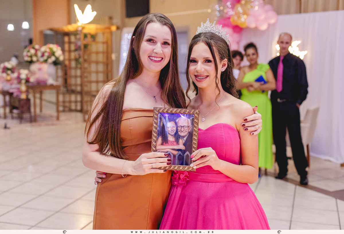 aniversário 15 anos Giovana Valenga fotógrafo Juliano Gil Irati Paraná estúdio Day Moreira associação da prefeitura maquiagem Regy Makes vestido Priscila Susko bar JP Tech princesa debutante família homenagem dança festa parabéns curitiba guarapuava