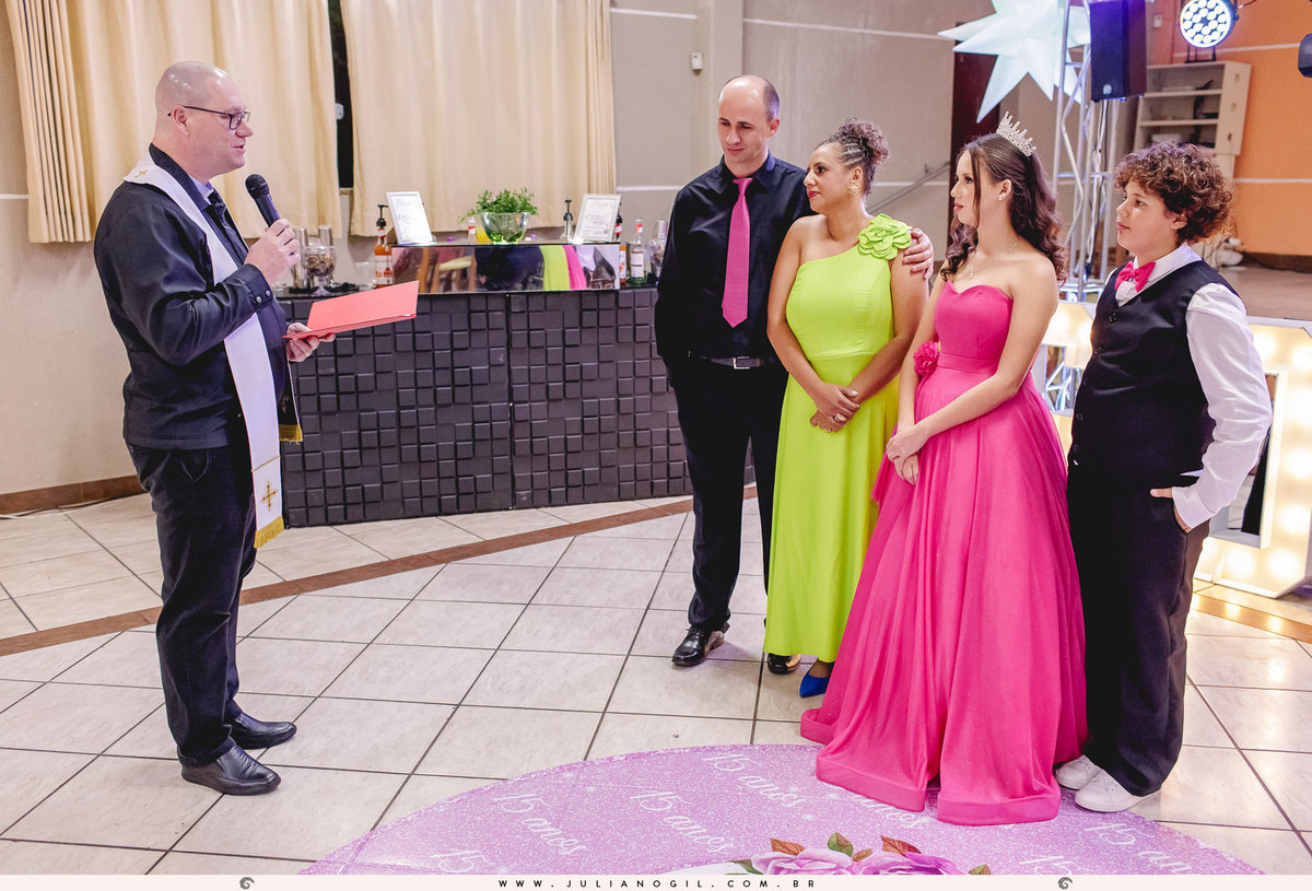 aniversário 15 anos Giovana Valenga fotógrafo Juliano Gil Irati Paraná estúdio Day Moreira associação da prefeitura maquiagem Regy Makes vestido Priscila Susko bar JP Tech princesa debutante família homenagem dança festa parabéns curitiba guarapuava